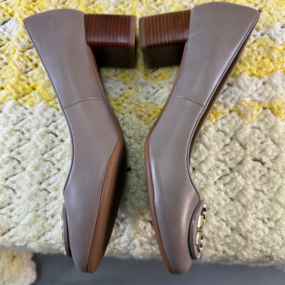Tory Burch Chelsea Taupe Leather Block Heel Pumps Gold Logo Medallion Size 6 - Picture 4 of 16